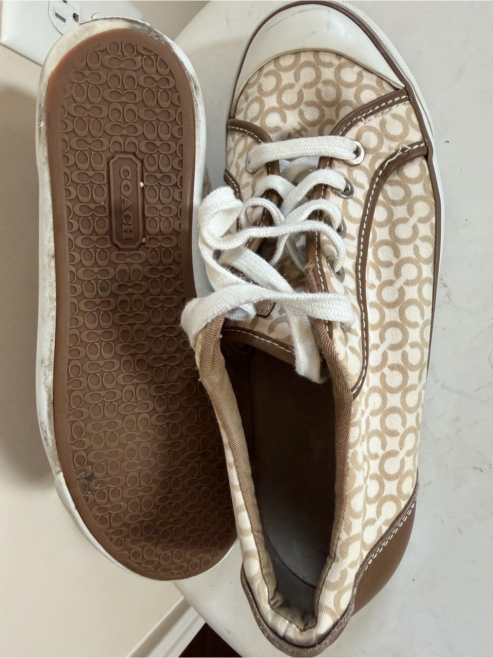Coach woman’s Barrett vintage style logo lace up sneakers in a 9.5 - Picture 7 of 9